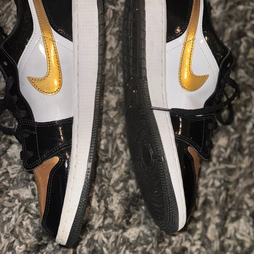 Nike AIR JORDAN 1 LOW SE 'GOLD TOE' Black and Gold Sneakers